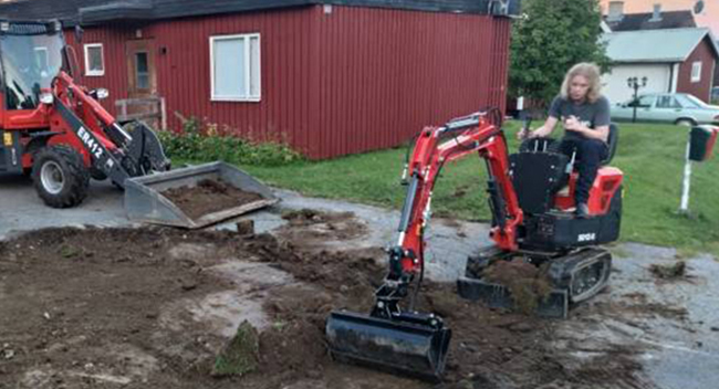 Middle-class families in Europe and the United States set off to buy small excavator boom