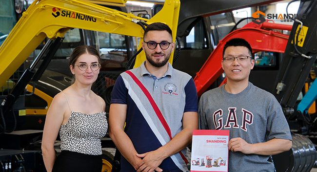 Australian purchasing delegation visited our factory and signed an agreement to buy 3 sets of 2 tonne mini excavator