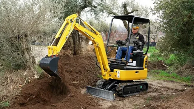 Canadian customer purchased a 2.5 tonne mini excavator for its own use